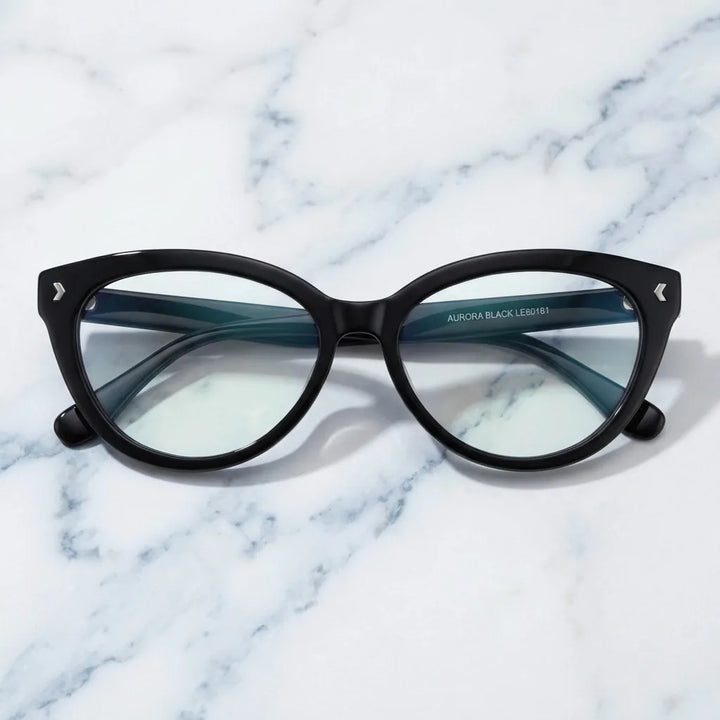 Lentes ópticos Aurora Negro sobre mármol blanco elegante armazón premium Bonoboss #editorial_armazon #color_negro