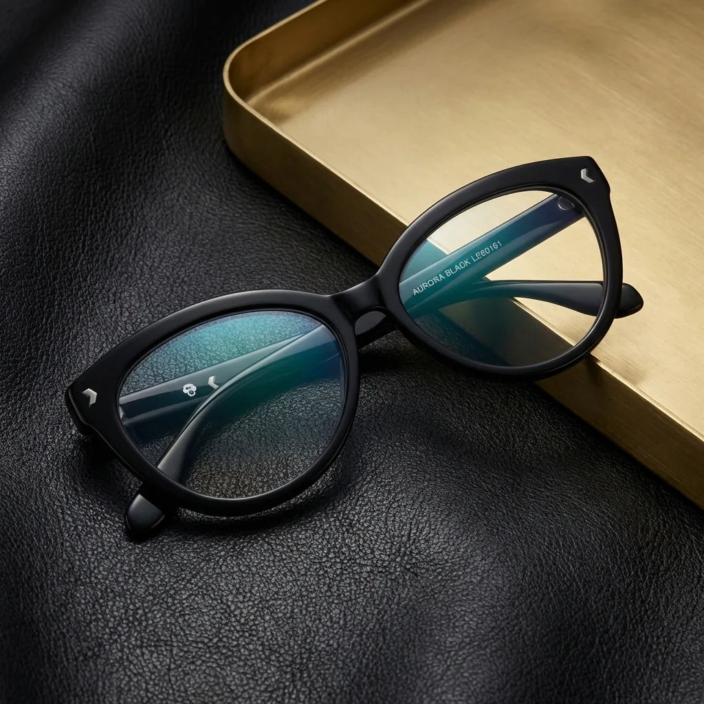 Lentes ópticos Aurora Negro sobre cuero negro con detalle brass dorado calidad premium receta Bonoboss #editorial_banner_confianza #color_negro