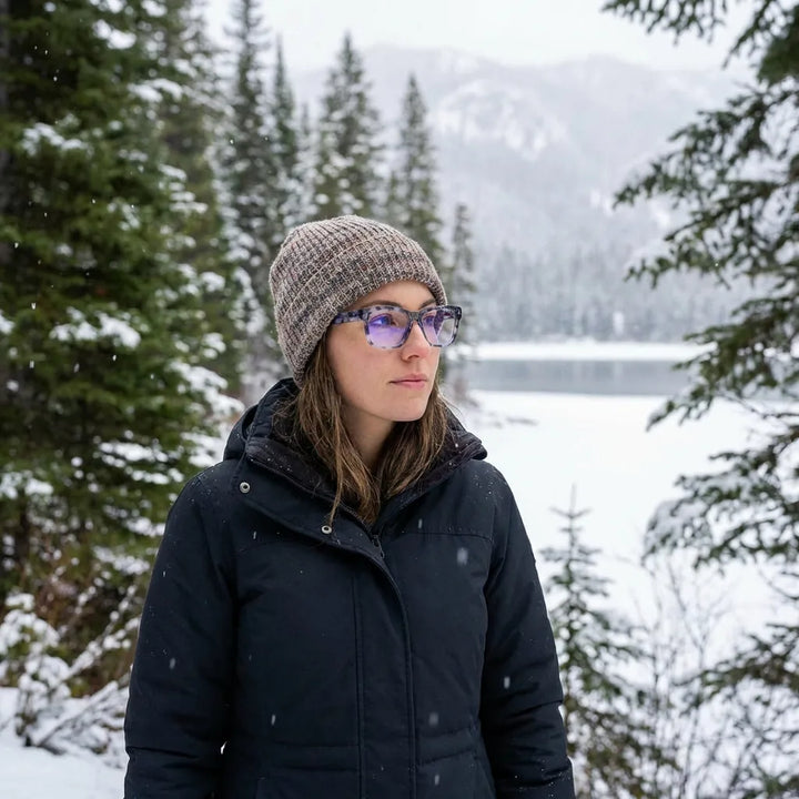 Lentes ópticos Barcelona 1 AliceBlue modelo con gorro en bosque nevado invernal Bonoboss #editorial_lifestyle1 #color_aliceblue