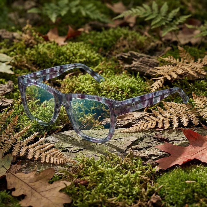 Lentes ópticos Barcelona 1 AliceBlue en bosque verde natural diseño sustentable Bonoboss #editorial_sustentabilidad #color_aliceblue