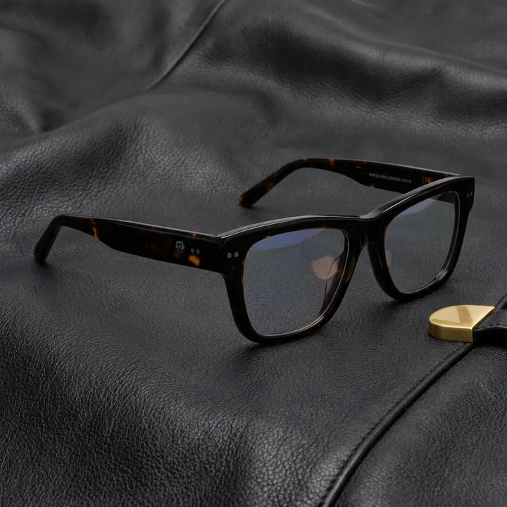 Lentes ópticos Barcelona 1 Carey sobre cuero negro con detalle brass dorado calidad premium receta Bonoboss #editorial_banner_confianza #color_carey