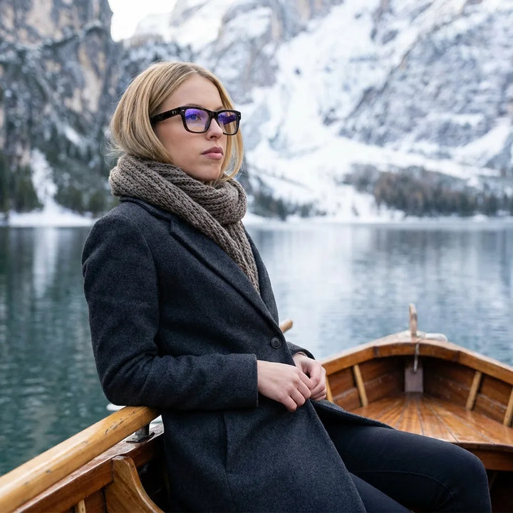 Lentes ópticos Barcelona 1 Carey modelo en barco lago con bosque nevado Bonoboss #editorial_lifestyle1 #color_carey