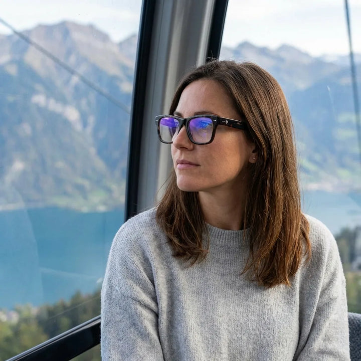 Lentes ópticos Barcelona 1 Carey modelo en teleférico con vista a lago Bonoboss #editorial_lifestyle3 #color_carey