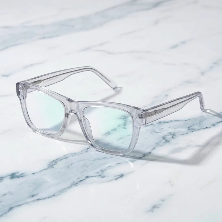 Lentes ópticos Barcelona 1 Transparente sobre mármol blanco elegante armazón premium Bonoboss #editorial_armazon #color_transparente