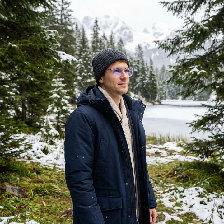 Lentes ópticos Barcelona 1 Transparente modelo con gorro en bosque nevado invernal Bonoboss #editorial_lifestyle1 #color_transparente