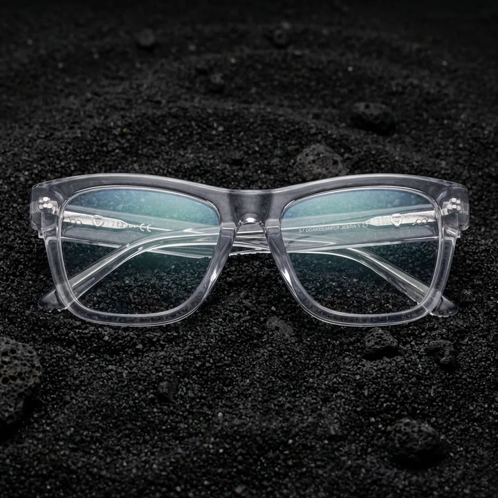 Lentes ópticos Barcelona 1 Transparente sobre arena volcánica texturizada diseño sustentable Bonoboss #editorial_sustentabilidad #color_transparente