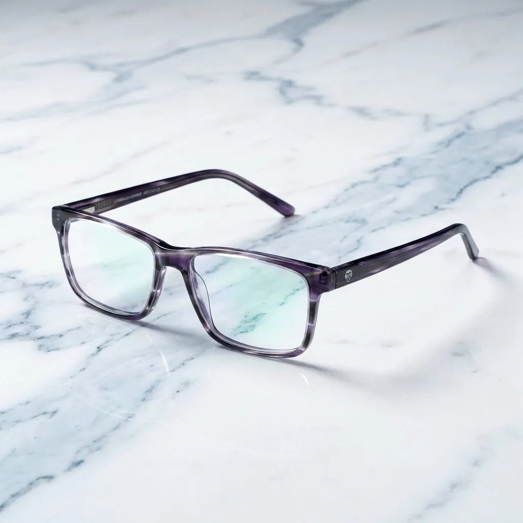 Lentes ópticos Canelillo Morado sobre mármol blanco elegante armazón premium Bonoboss #editorial_armazon #color_morado