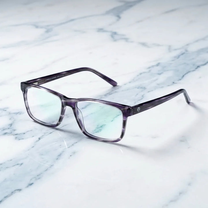 Lentes ópticos Canelillo Morado sobre mármol blanco elegante armazón premium Bonoboss #editorial_armazon #color_morado