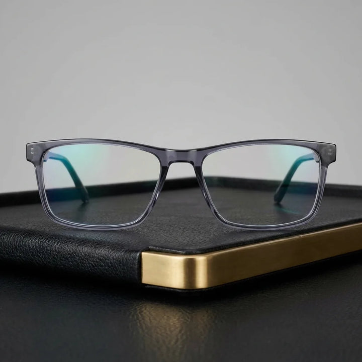 Lentes ópticos Canelo Transparente sobre cuero negro con detalle brass dorado calidad premium receta Bonoboss #editorial_banner_confianza #color_transparente