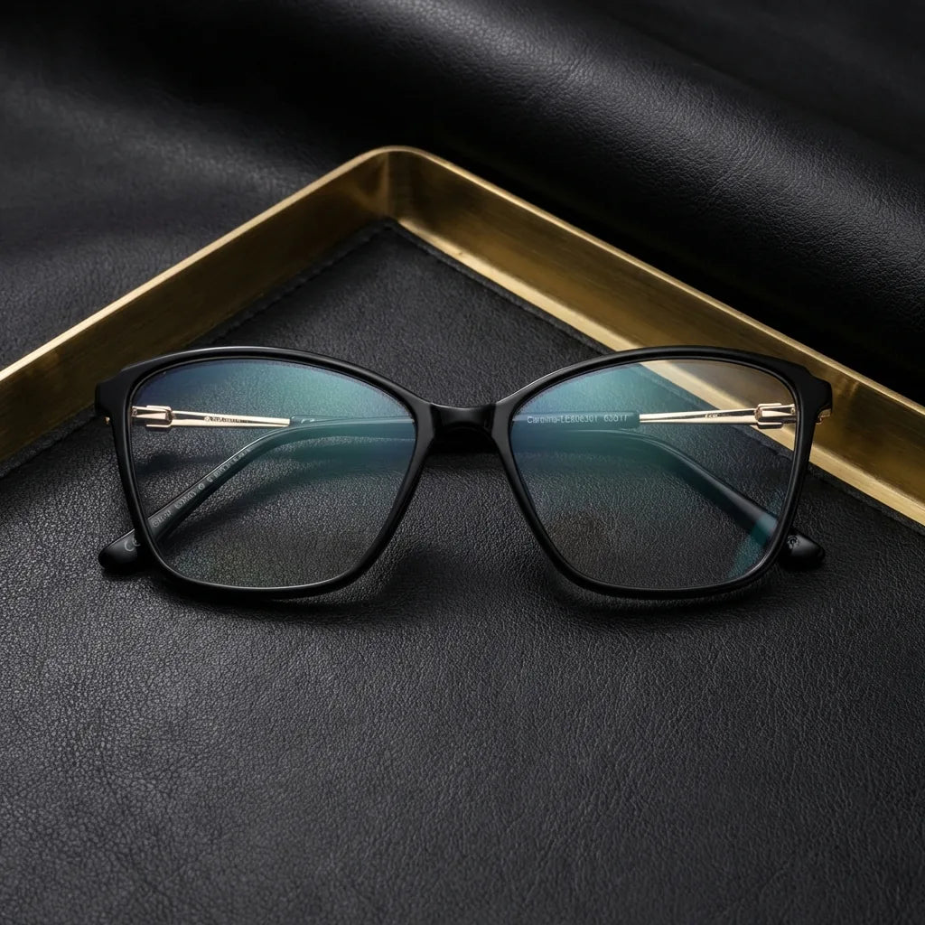 Lentes ópticos Carolina Negro sobre cuero negro con detalle brass dorado calidad premium receta Bonoboss #editorial_banner_confianza #color_negro