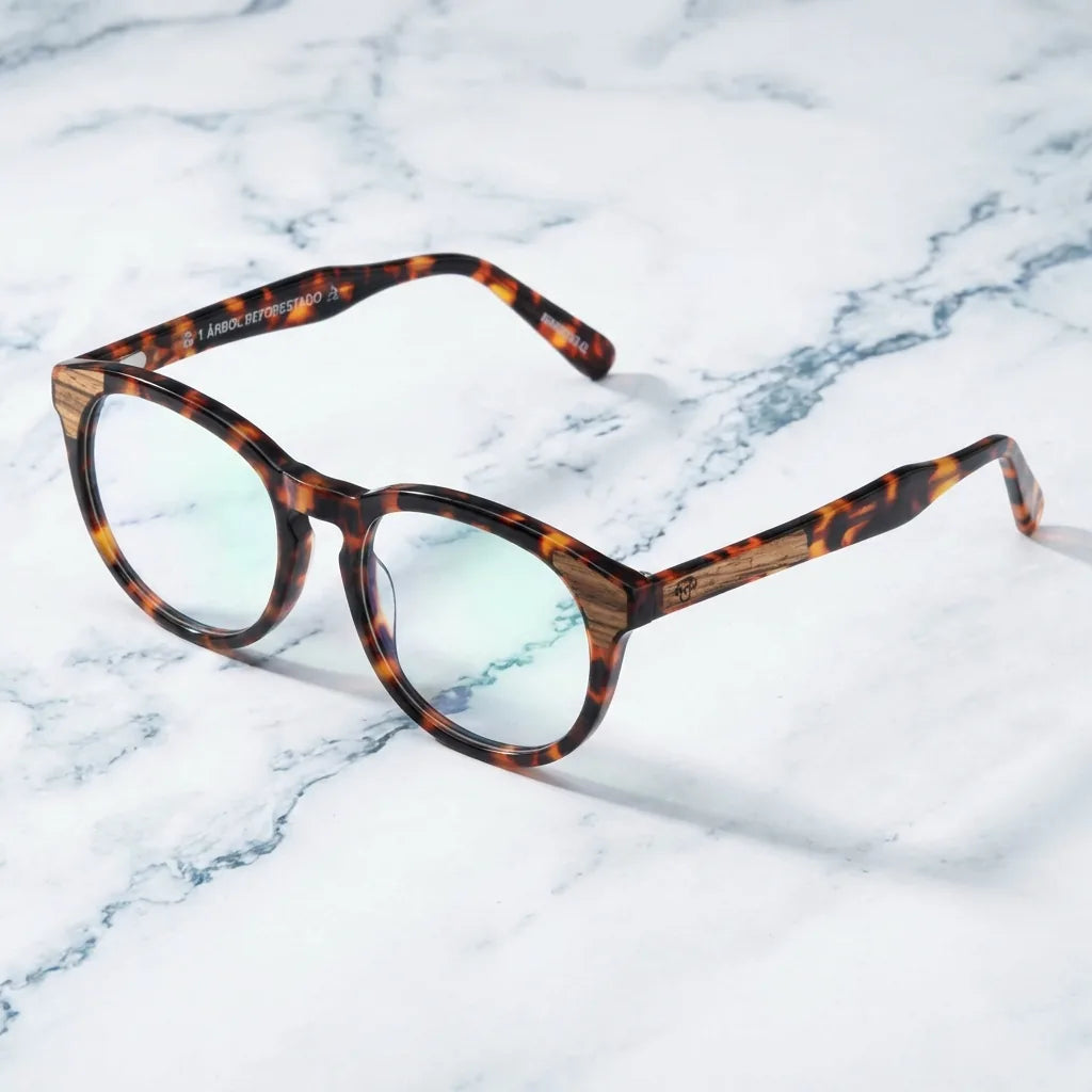 Lentes ópticos Chiloe 0084 Opticos Carey sobre mármol blanco elegante armazón premium Bonoboss #editorial_armazon #color_carey