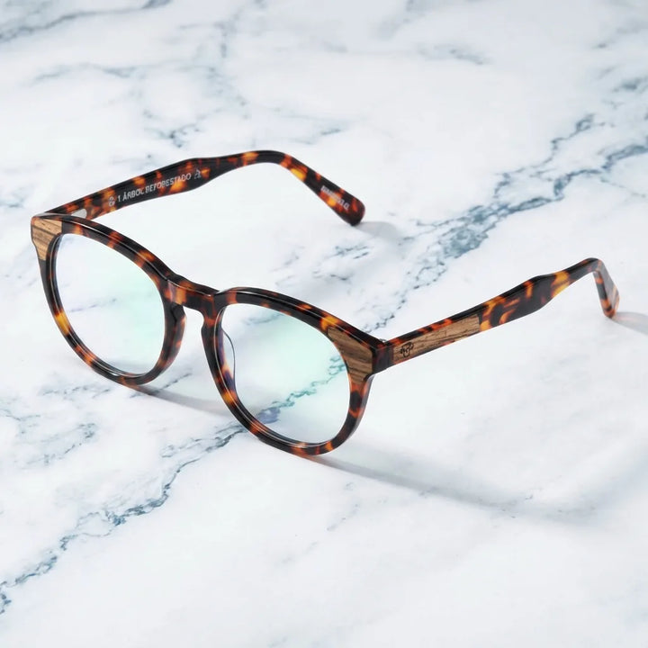 Lentes ópticos Chiloe 0084 Opticos Carey sobre mármol blanco elegante armazón premium Bonoboss #editorial_armazon #color_carey