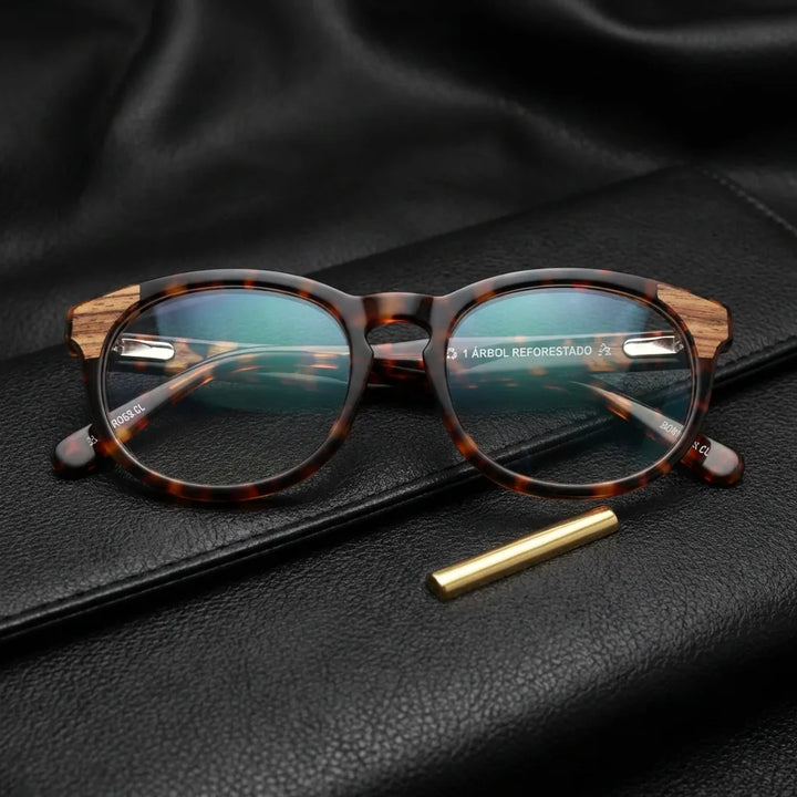 Lentes ópticos Chiloe 0084 Opticos Carey sobre cuero negro con detalle brass dorado calidad premium receta Bonoboss #editorial_banner_confianza #color_carey