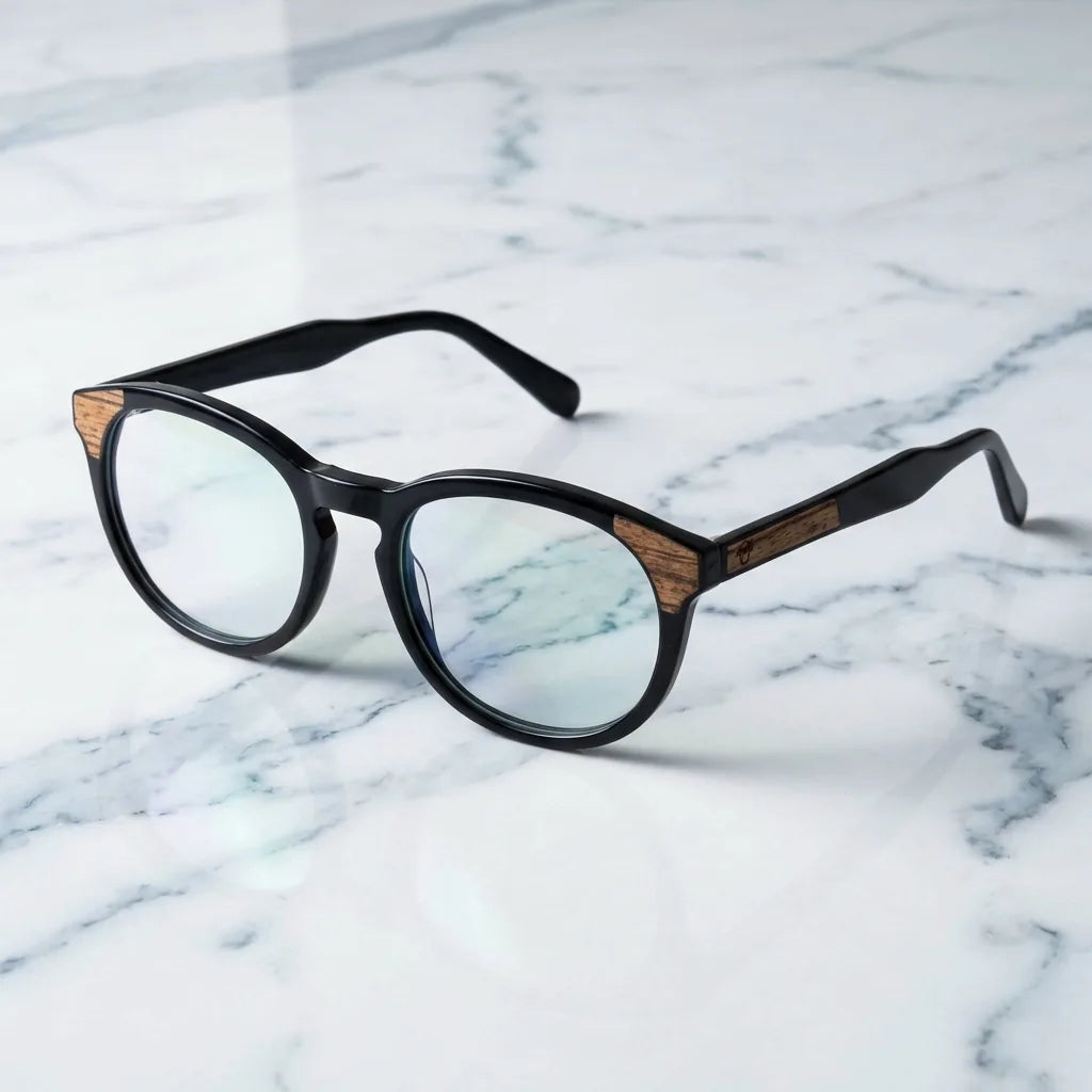 Lentes ópticos Chiloe 0084 Opticos Negro sobre mármol blanco elegante armazón premium Bonoboss #editorial_armazon #color_negro