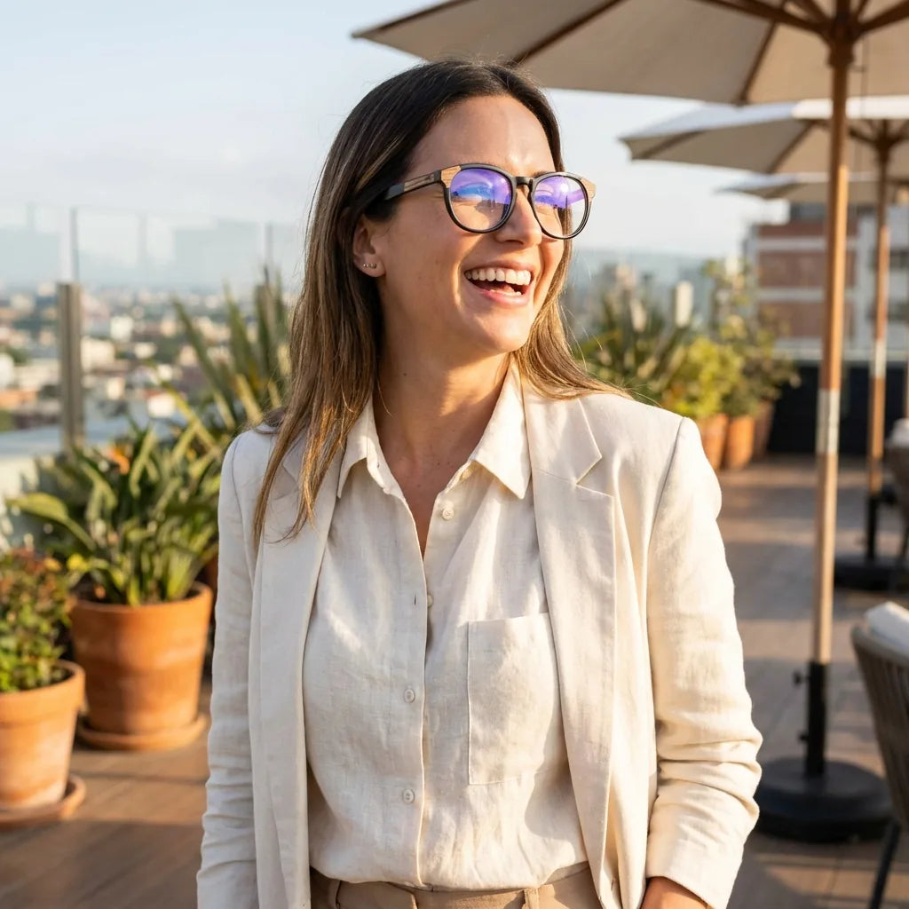 Lentes ópticos Chiloe 0084 Opticos Negro mujer en terraza con vista panorámica Bonoboss #editorial_lifestyle3 #color_negro