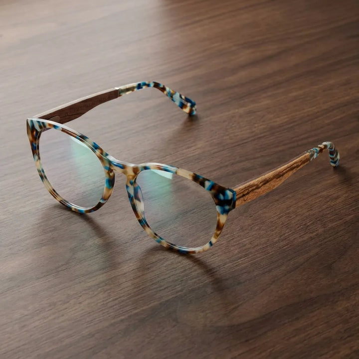 Lentes ópticos Chiloe 111 Blue sobre escritorio de madera premium calidad premium receta Bonoboss #editorial_banner_confianza #color_blue