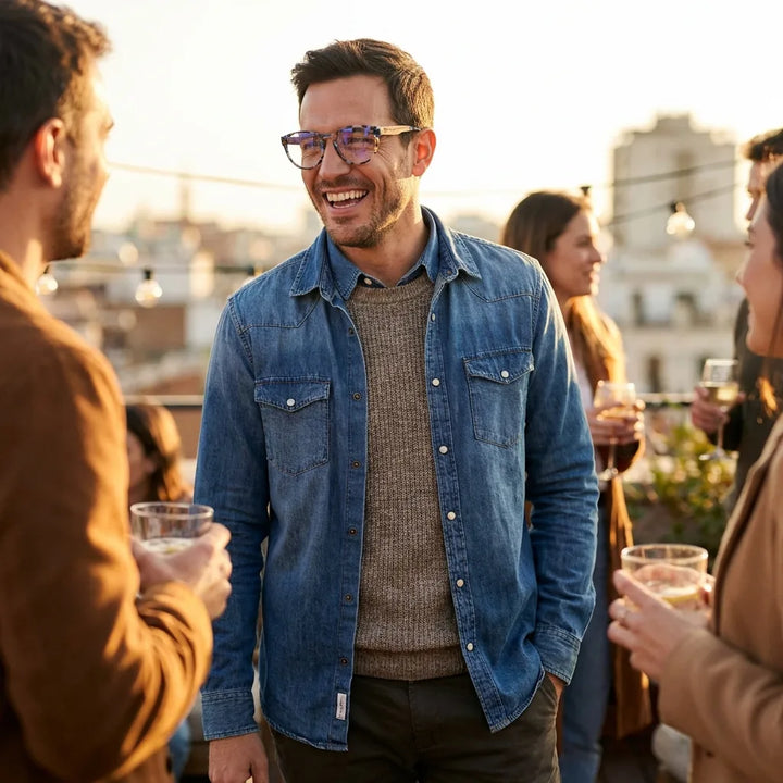Lentes ópticos Chiloe 111 Blue modelo en contexto social urbano profesional Bonoboss #editorial_lifestyle3 #color_blue