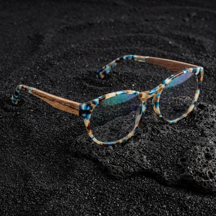 Lentes ópticos Chiloe 111 Blue sobre arena volcánica texturizada diseño sustentable Bonoboss #editorial_sustentabilidad #color_blue