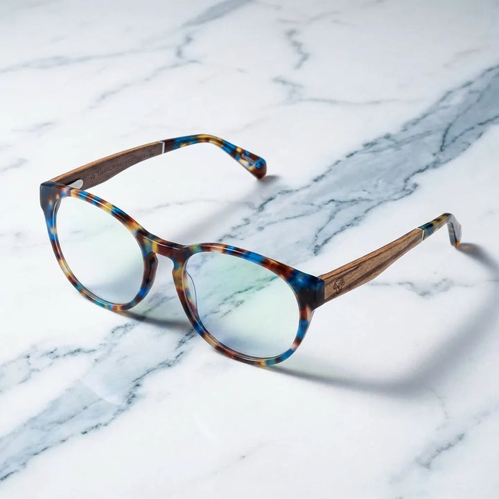 Lentes ópticos Chiloe 111 Carey sobre mármol blanco elegante armazón premium Bonoboss #editorial_armazon #color_carey