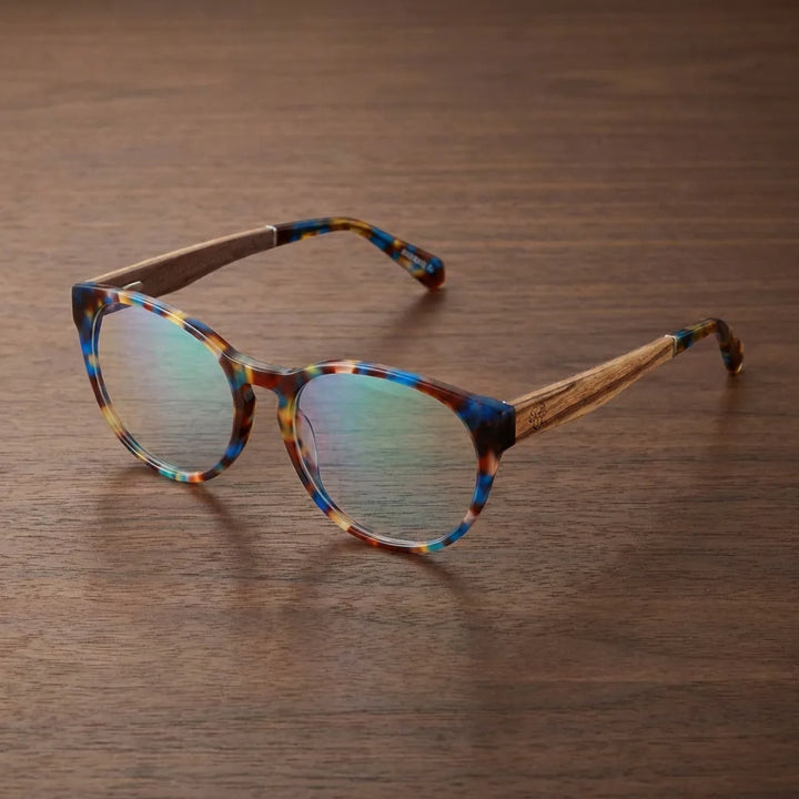 Lentes ópticos Chiloe 111 Carey sobre escritorio de madera premium calidad premium receta Bonoboss #editorial_banner_confianza #color_carey