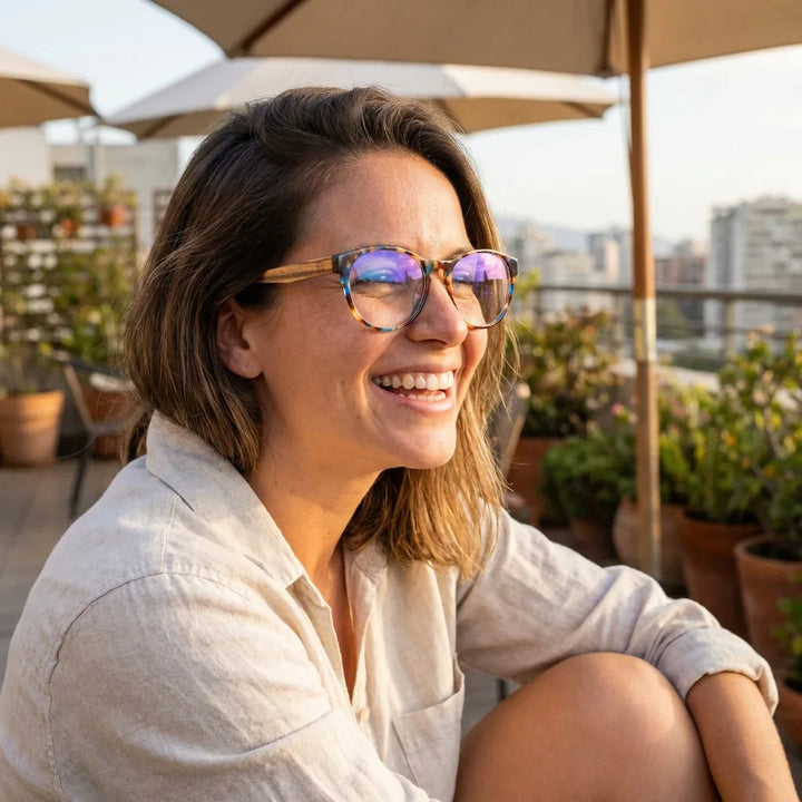 Lentes ópticos Chiloe 111 Carey mujer en terraza con vista panorámica Bonoboss #editorial_lifestyle1 #color_carey