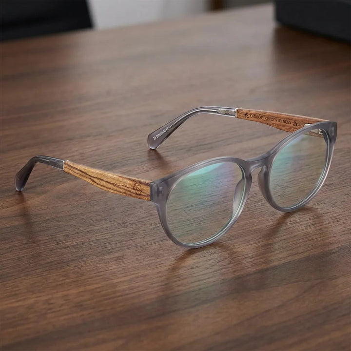 Lentes ópticos Chiloe 111 Transparente sobre escritorio de madera premium armazón premium Bonoboss #editorial_armazon #color_transparente