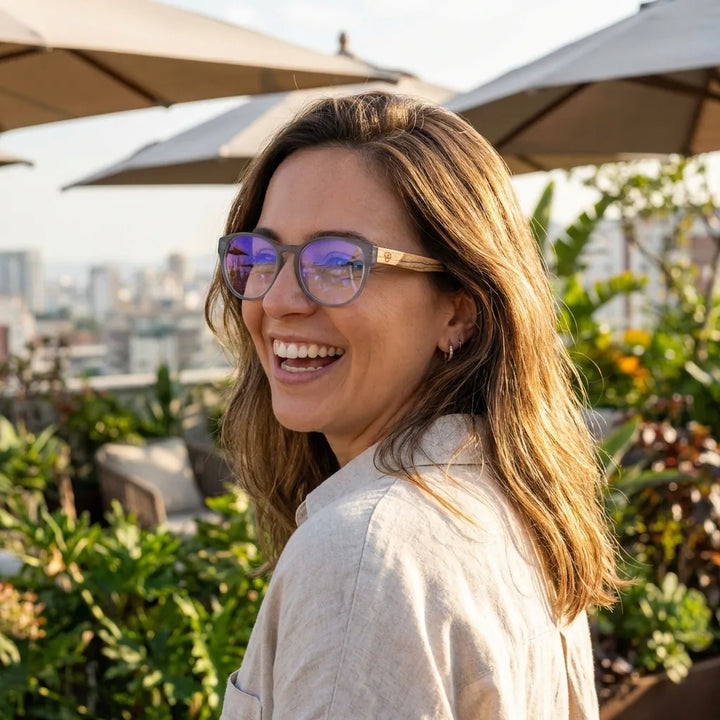 Lentes ópticos Chiloe 111 Transparente mujer en terraza con vista panorámica Bonoboss #editorial_lifestyle1 #color_transparente