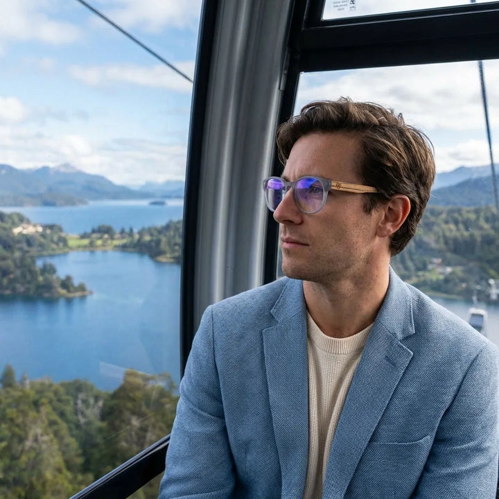 Lentes ópticos Chiloe 111 Transparente modelo en teleférico con vista a lago Bonoboss #editorial_lifestyle2 #color_transparente