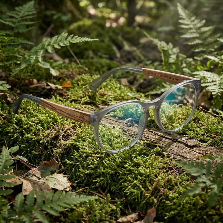 Lentes ópticos Chiloe 111 Transparente en bosque verde natural diseño sustentable Bonoboss #editorial_sustentabilidad #color_transparente