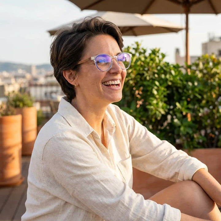 Lentes ópticos Chiloe Azul mujer en terraza con vista panorámica Bonoboss #editorial_lifestyle2 #color_azul