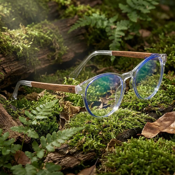 Lentes ópticos Chiloe Azul en bosque verde natural diseño sustentable Bonoboss #editorial_sustentabilidad #color_azul