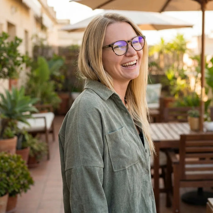 Lentes ópticos Chiloe Carey mujer en terraza con vista panorámica Bonoboss #editorial_lifestyle1 #color_carey