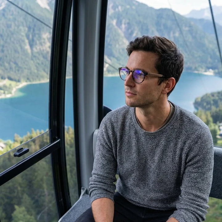 Lentes ópticos Chiloe Carey modelo en teleférico con vista a lago Bonoboss #editorial_lifestyle2 #color_carey