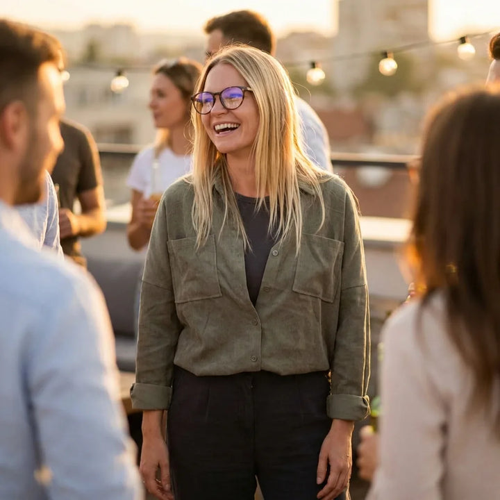 Lentes ópticos Chiloe Carey modelo en contexto social urbano profesional Bonoboss #editorial_lifestyle3 #color_carey