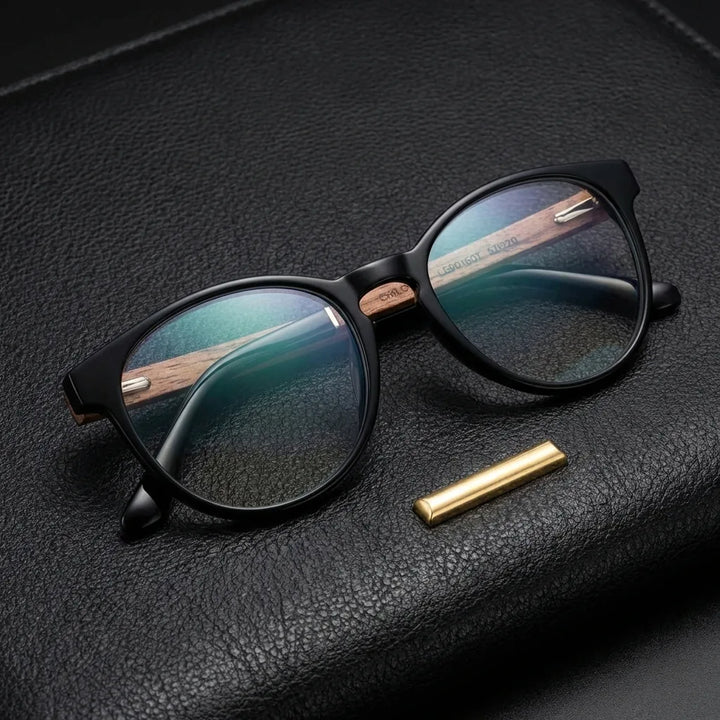 Lentes ópticos Chiloe Negro sobre cuero negro con detalle brass dorado calidad premium receta Bonoboss #editorial_banner_confianza #color_negro