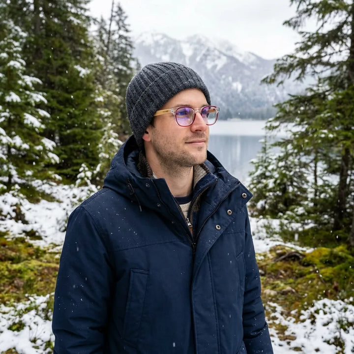 Lentes ópticos Chiloe Rojo modelo con gorro en bosque nevado invernal Bonoboss #editorial_lifestyle1 #color_rojo