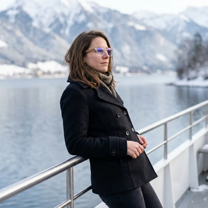 Lentes ópticos Chiloe Rojo modelo en barco lago con bosque nevado Bonoboss #editorial_lifestyle2 #color_rojo