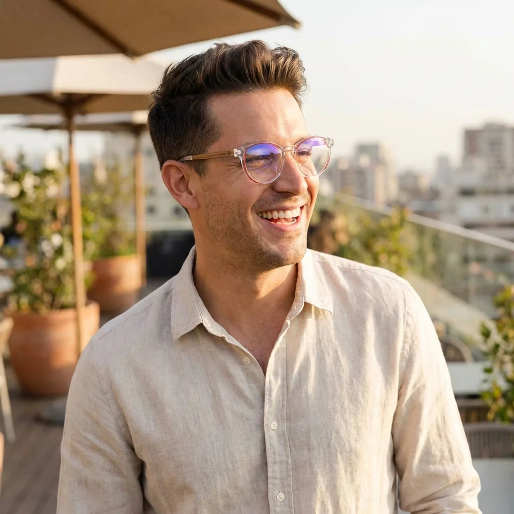 Lentes ópticos Chiloe Rojo mujer en terraza con vista panorámica Bonoboss #editorial_lifestyle3 #color_rojo