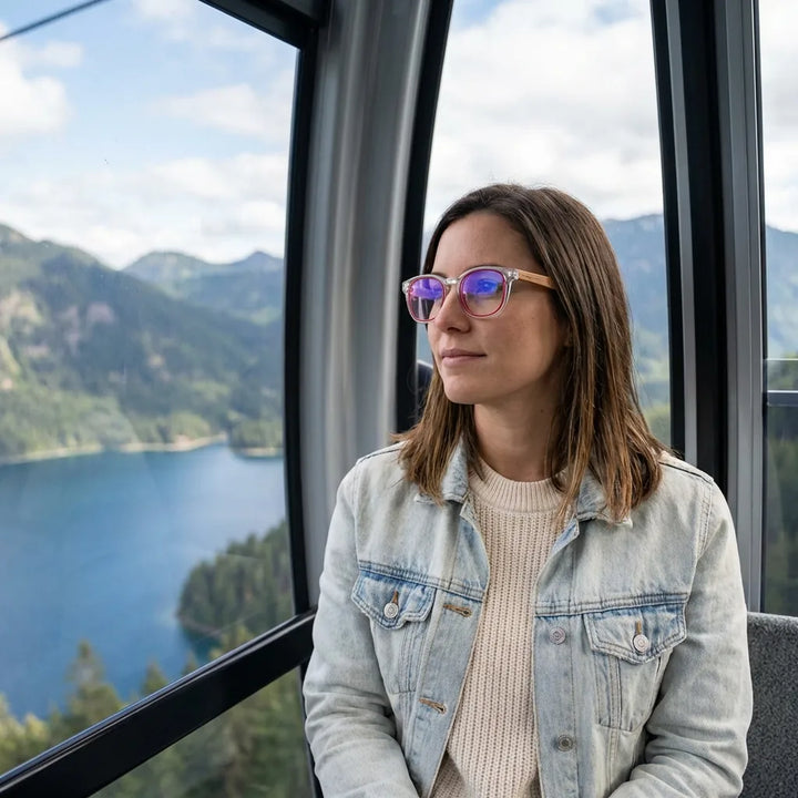 Lentes ópticos Chiloe Rojo modelo en teleférico con vista a lago Bonoboss #editorial_lifestyle4 #color_rojo