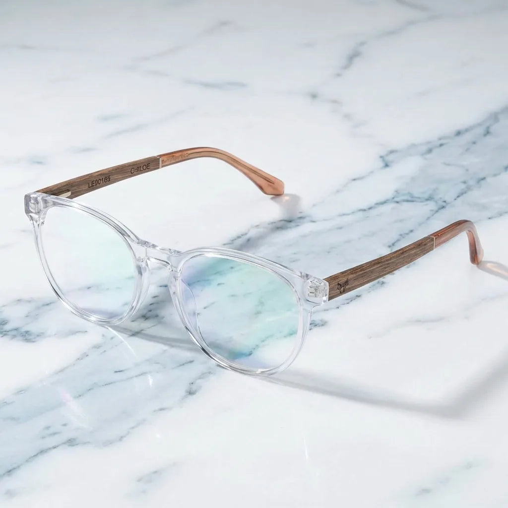 Lentes ópticos Chiloe Transparente sobre mármol blanco elegante armazón premium Bonoboss #editorial_armazon #color_transparente