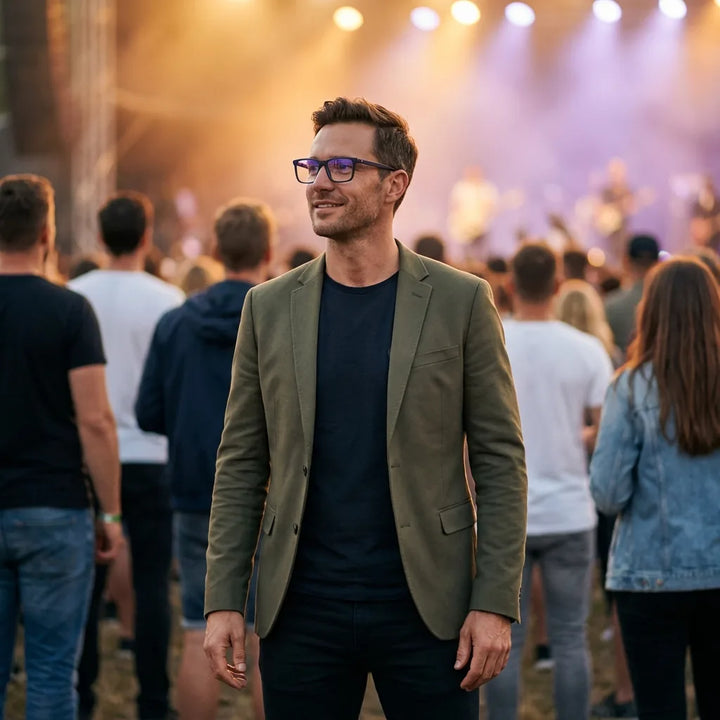 Lentes ópticos Condor Azul hombre en concierto nocturno urbano Bonoboss #editorial_lifestyle4 #color_azul