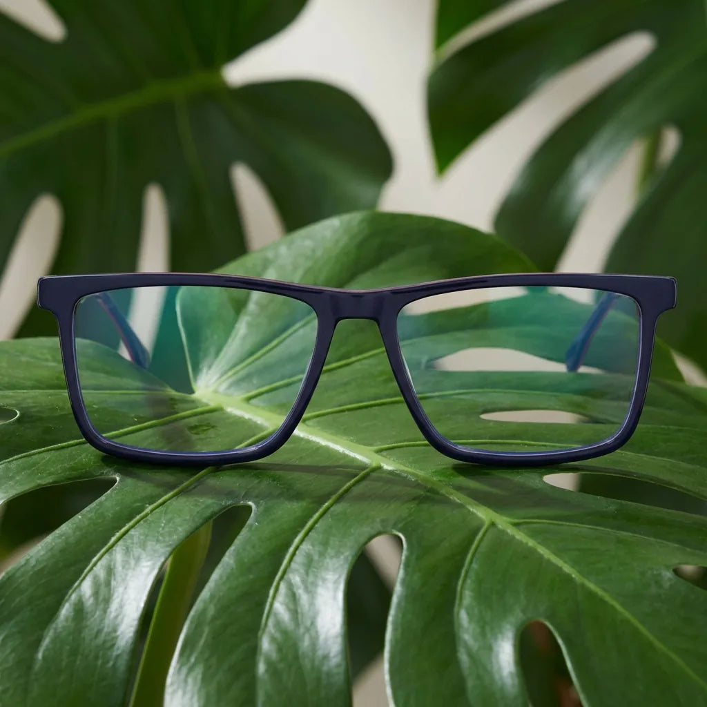 Lentes ópticos Condor Azul entre hojas botánicas naturales diseño sustentable Bonoboss #editorial_sustentabilidad #color_azul