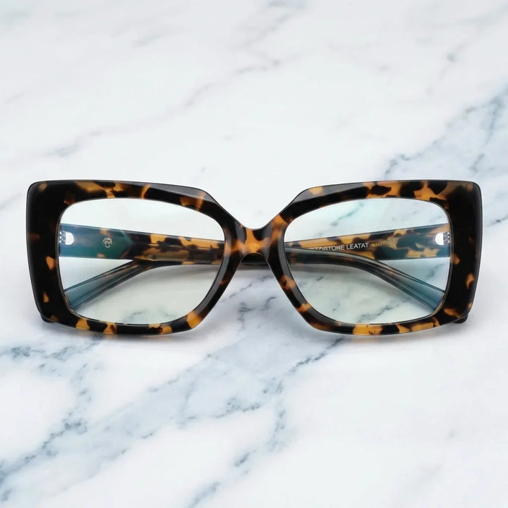 Lentes ópticos Domi Carey sobre mármol blanco elegante calidad premium receta Bonoboss #editorial_banner_confianza #color_carey