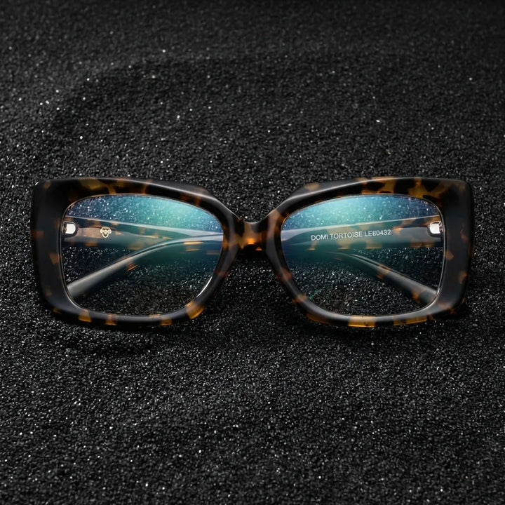 Lentes ópticos Domi Carey sobre arena volcánica texturizada diseño sustentable Bonoboss #editorial_sustentabilidad #color_carey