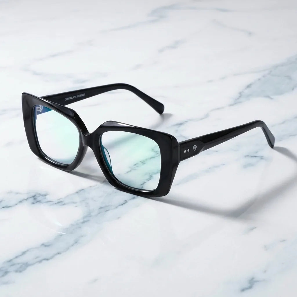 Lentes ópticos Domi Negro sobre mármol blanco elegante armazón premium Bonoboss #editorial_armazon #color_negro