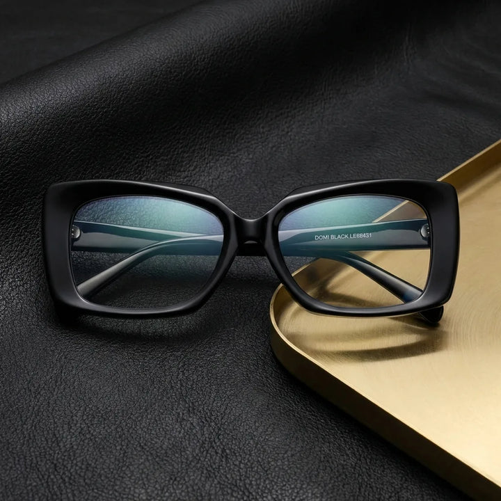 Lentes ópticos Domi Negro sobre cuero negro con detalle brass dorado calidad premium receta Bonoboss #editorial_banner_confianza #color_negro