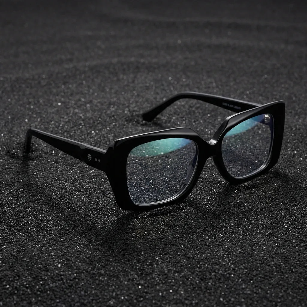 Lentes ópticos Domi Negro sobre arena volcánica texturizada diseño sustentable Bonoboss #editorial_sustentabilidad #color_negro