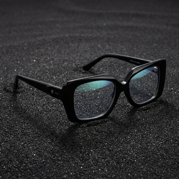 Lentes ópticos Domi Negro sobre arena volcánica texturizada diseño sustentable Bonoboss #editorial_sustentabilidad #color_negro
