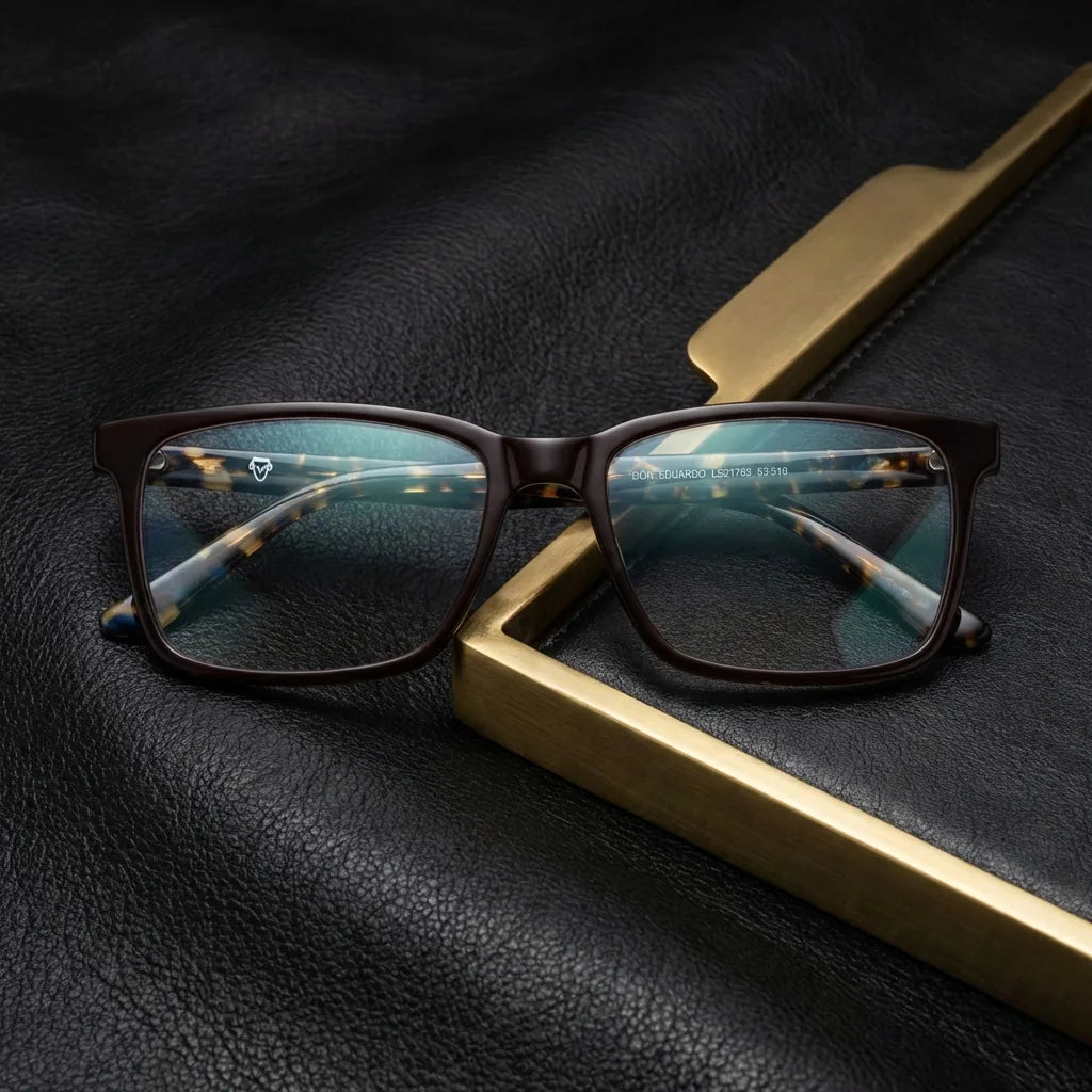 Lentes ópticos Don Eduardo Brown sobre cuero negro con detalle brass dorado calidad premium receta Bonoboss #editorial_banner_confianza #color_brown