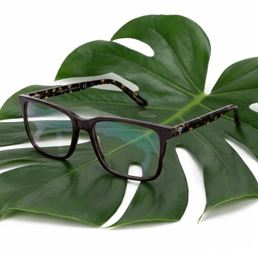 Lentes ópticos Don Eduardo Brown entre hojas botánicas naturales diseño sustentable Bonoboss #editorial_sustentabilidad #color_brown